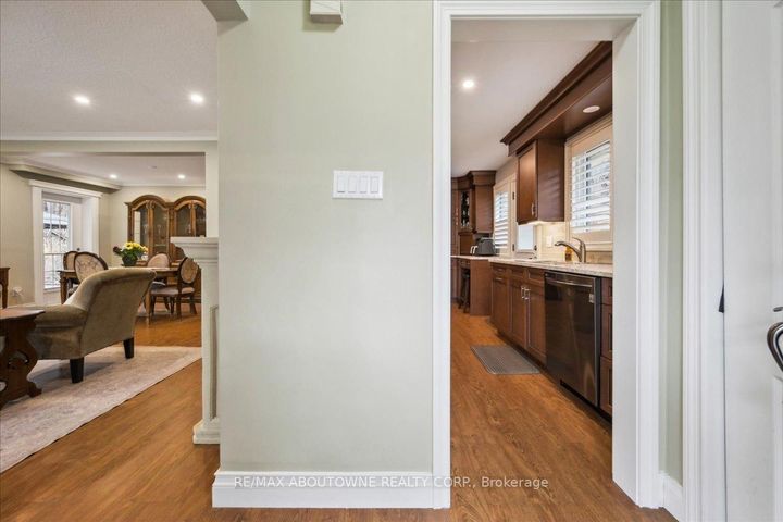 Photo 5 at 2033 Saxon Road, WO West, Oakville