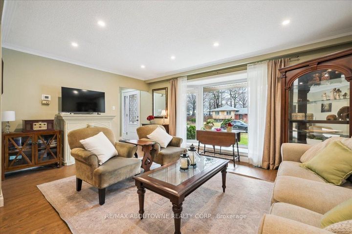 Photo 7 at 2033 Saxon Road, WO West, Oakville