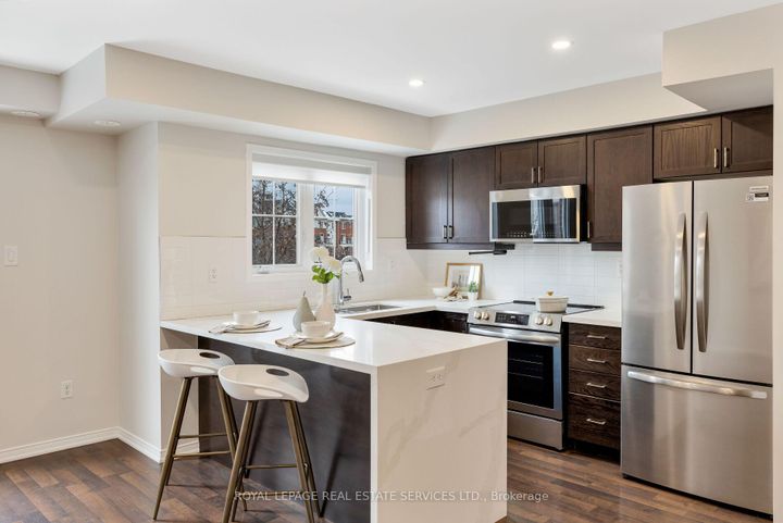 Photo 6 at 10 - 15 Hays Boulevard, RO River Oaks, Oakville