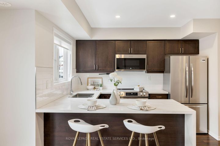 Photo 7 at 10 - 15 Hays Boulevard, RO River Oaks, Oakville