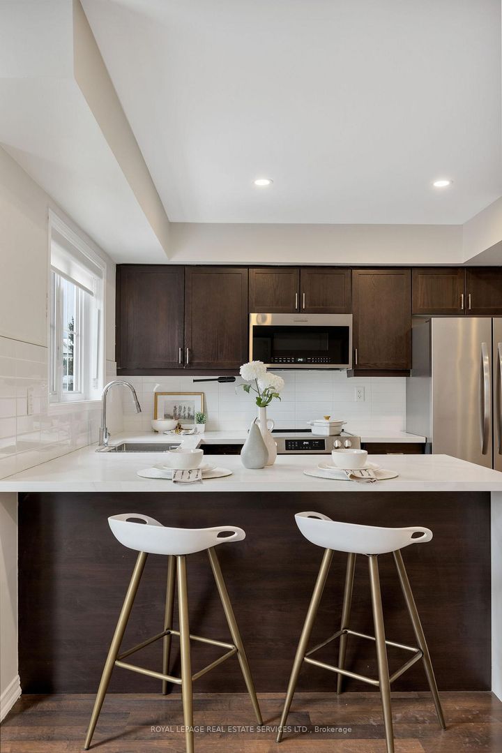 Photo 8 at 10 - 15 Hays Boulevard, RO River Oaks, Oakville