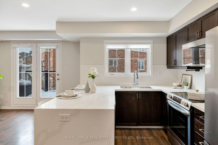 Photo 9 at 10 - 15 Hays Boulevard, RO River Oaks, Oakville