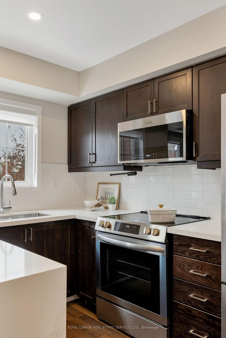 Photo 10 at 10 - 15 Hays Boulevard, RO River Oaks, Oakville