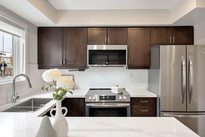 Photo 11 at 10 - 15 Hays Boulevard, RO River Oaks, Oakville