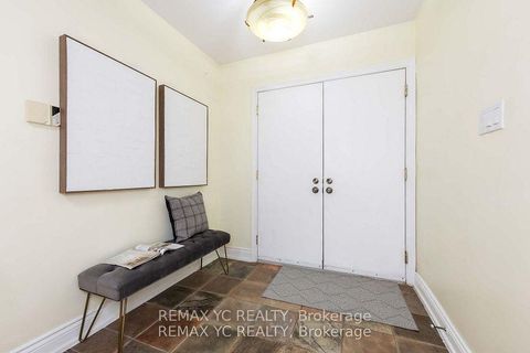 Photo 2 at 18 Mullet Road, Newtonbrook East, Toronto