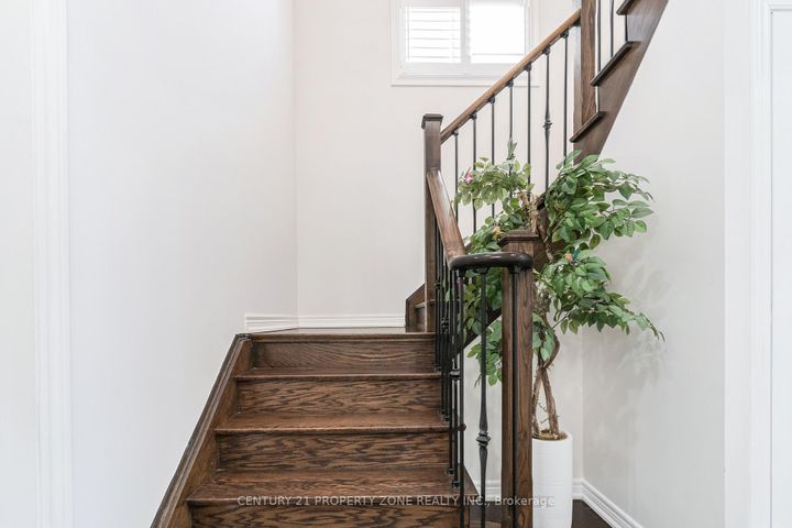 Photo 14 at 19 Exhibition Crescent, Northwest Brampton, Brampton