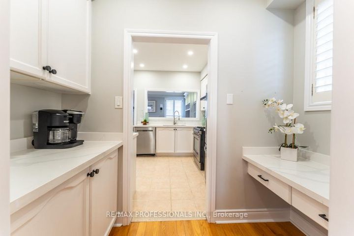 Photo 7 at 7108 Gablehurst Crescent, Meadowvale Village, Mississauga