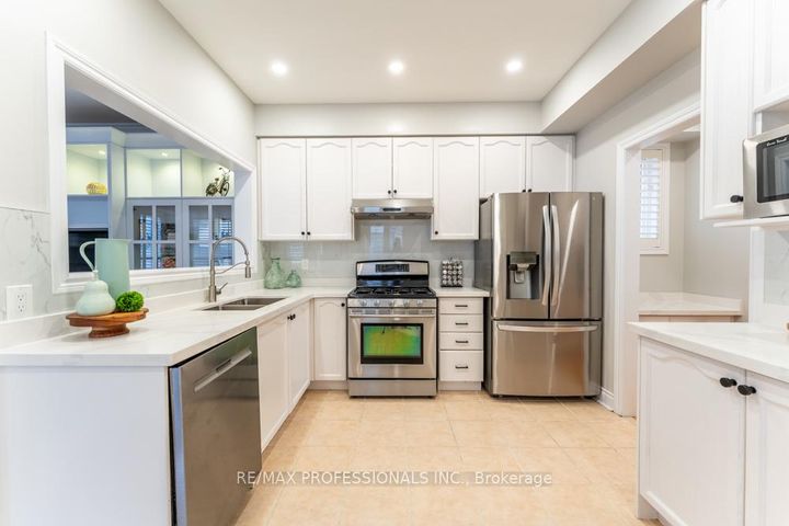 Photo 9 at 7108 Gablehurst Crescent, Meadowvale Village, Mississauga