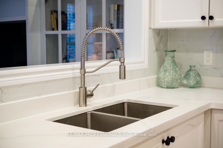 Photo 11 at 7108 Gablehurst Crescent, Meadowvale Village, Mississauga