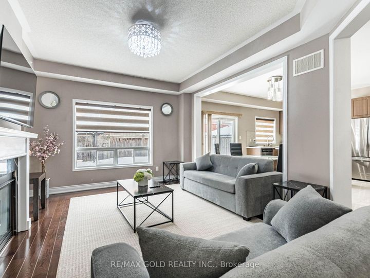 Photo 10 at 18 Travis Crescent, Fletcher's Meadow, Brampton