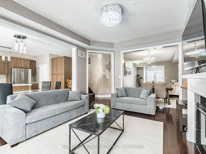 Photo 12 at 18 Travis Crescent, Fletcher's Meadow, Brampton