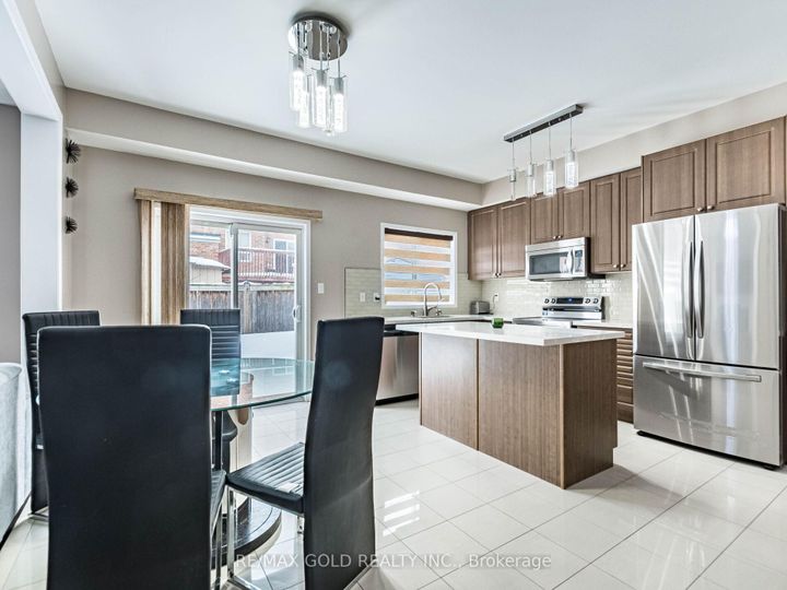 Photo 13 at 18 Travis Crescent, Fletcher's Meadow, Brampton