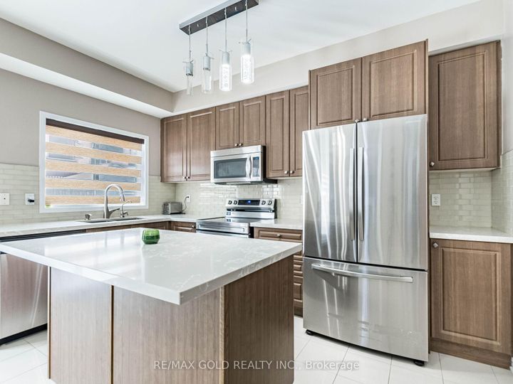 Photo 15 at 18 Travis Crescent, Fletcher's Meadow, Brampton