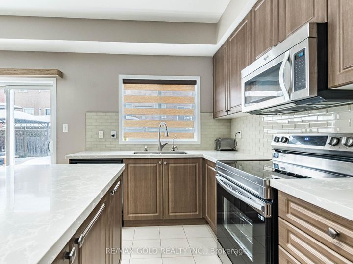 Photo 16 at 18 Travis Crescent, Fletcher's Meadow, Brampton