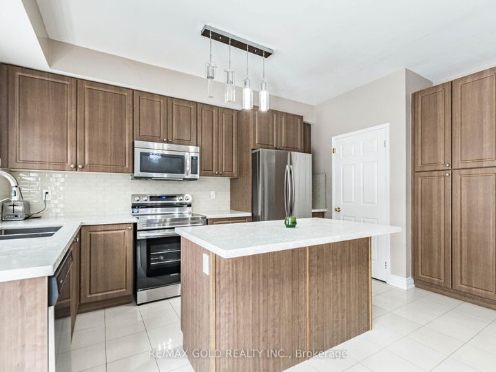 Photo 17 at 18 Travis Crescent, Fletcher's Meadow, Brampton