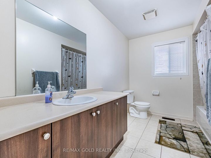 Photo 25 at 18 Travis Crescent, Fletcher's Meadow, Brampton