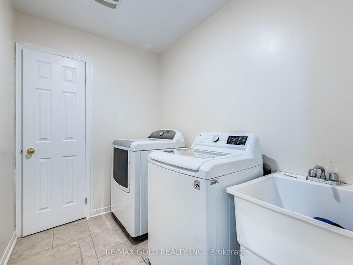 Photo 26 at 18 Travis Crescent, Fletcher's Meadow, Brampton