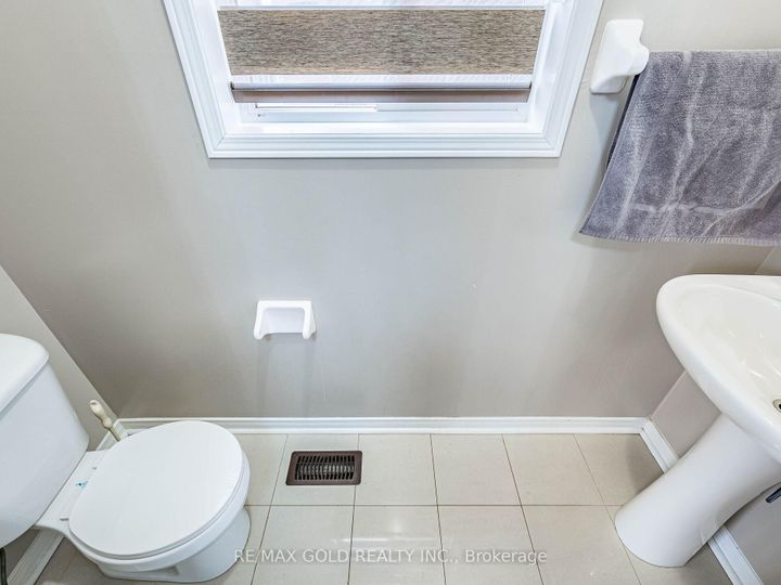 Photo 29 at 18 Travis Crescent, Fletcher's Meadow, Brampton