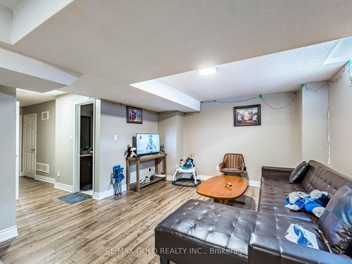 Photo 30 at 18 Travis Crescent, Fletcher's Meadow, Brampton