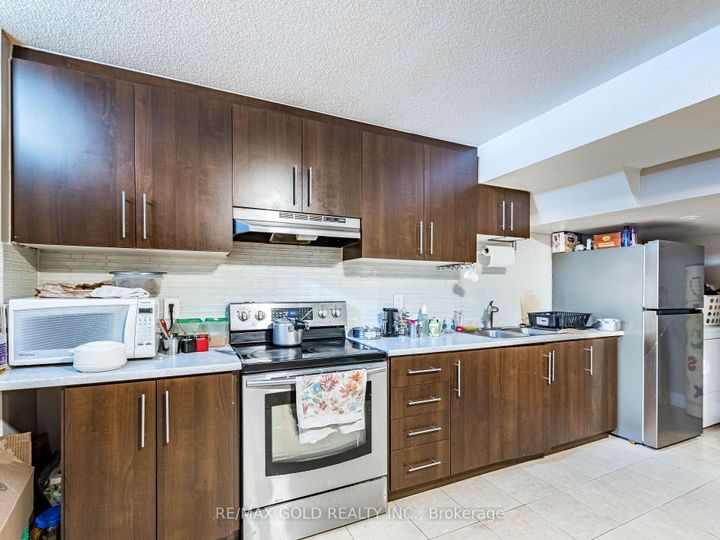 Photo 31 at 18 Travis Crescent, Fletcher's Meadow, Brampton