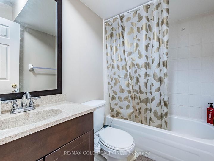 Photo 33 at 18 Travis Crescent, Fletcher's Meadow, Brampton