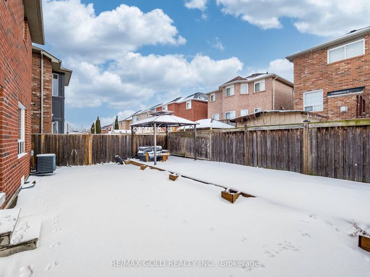 Photo 34 at 18 Travis Crescent, Fletcher's Meadow, Brampton