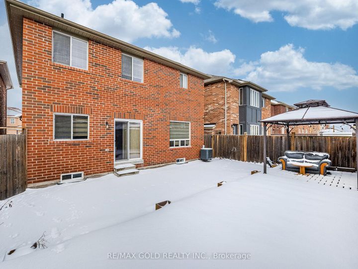 Photo 36 at 18 Travis Crescent, Fletcher's Meadow, Brampton