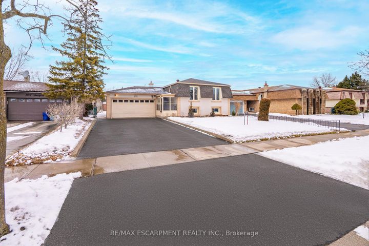 Photo 2 at 305 Pinegrove Road, WO West, Oakville