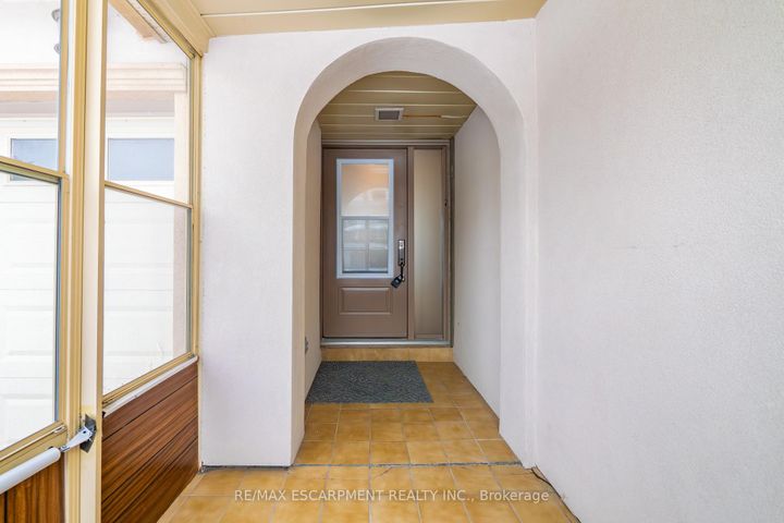 Photo 6 at 305 Pinegrove Road, WO West, Oakville