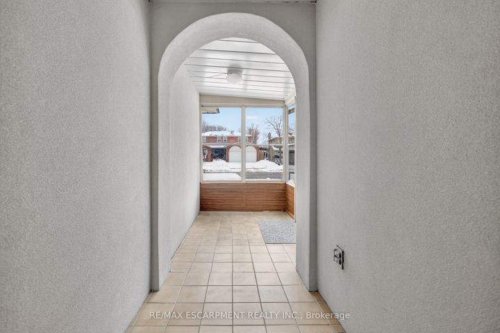 Photo 7 at 305 Pinegrove Road, WO West, Oakville