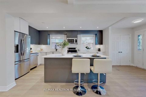 Photo 2 at 39 Bowerbank Drive, Newtonbrook East, Toronto