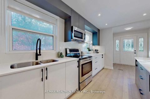 Photo 3 at 39 Bowerbank Drive, Newtonbrook East, Toronto