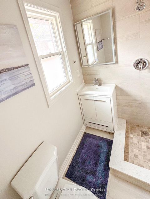 Photo 5 at 39 Bowerbank Drive, Newtonbrook East, Toronto