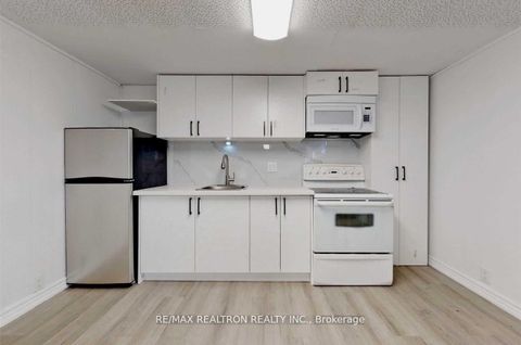 Photo 11 at 39 Bowerbank Drive, Newtonbrook East, Toronto