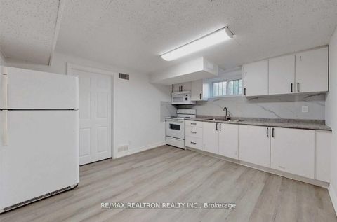 Photo 13 at 39 Bowerbank Drive, Newtonbrook East, Toronto