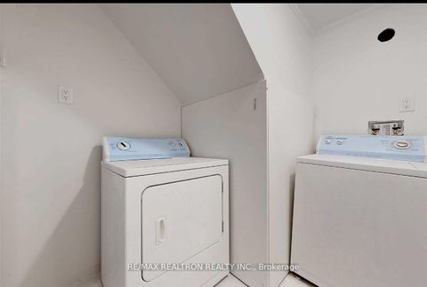 Photo 15 at 39 Bowerbank Drive, Newtonbrook East, Toronto