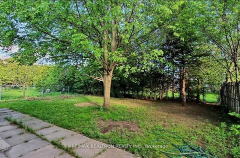 Photo 17 at 39 Bowerbank Drive, Newtonbrook East, Toronto