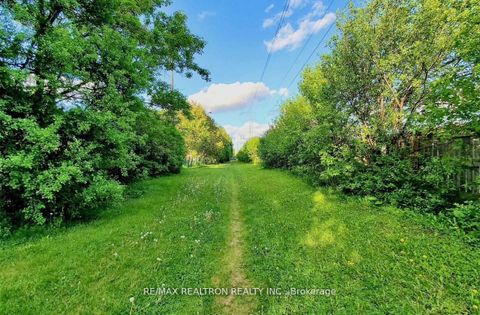 Photo 18 at 39 Bowerbank Drive, Newtonbrook East, Toronto