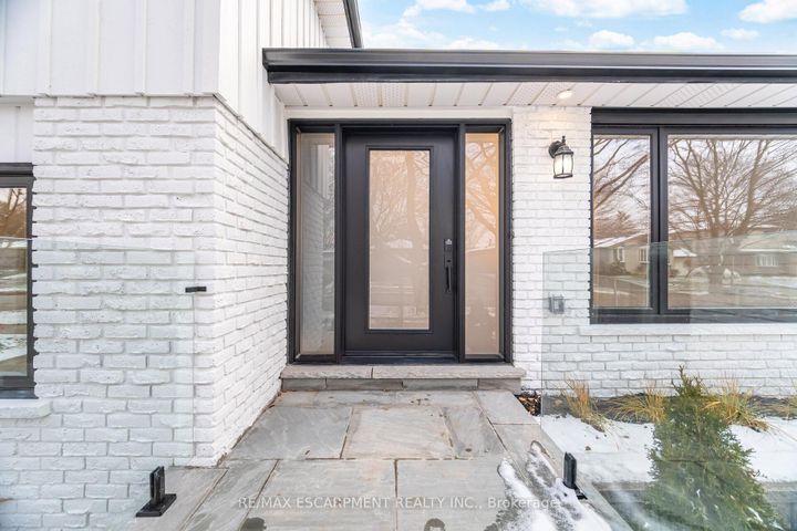 Photo 3 at 2276 Wyandotte Drive, WO West, Oakville