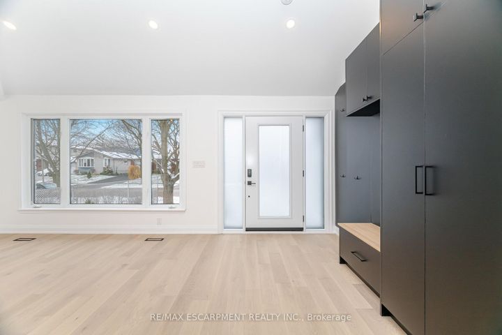 Photo 4 at 2276 Wyandotte Drive, WO West, Oakville