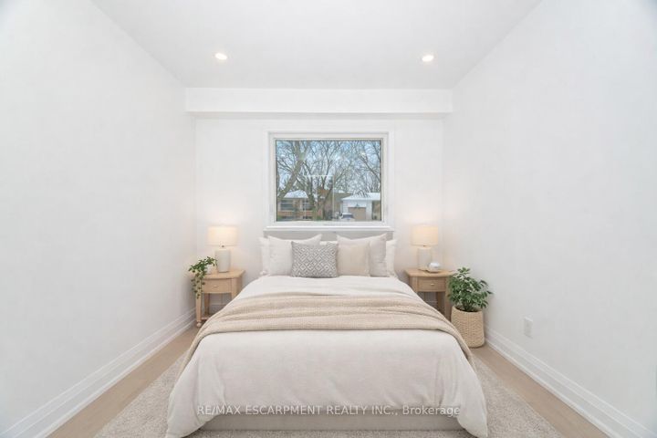 Photo 9 at 2276 Wyandotte Drive, WO West, Oakville