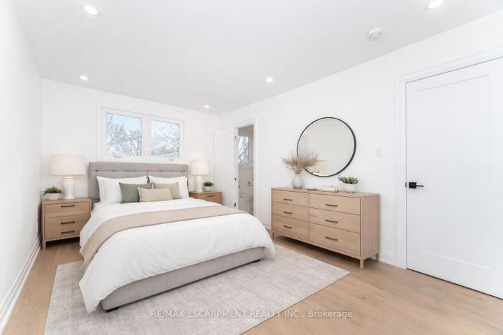 Photo 10 at 2276 Wyandotte Drive, WO West, Oakville