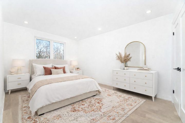 Photo 11 at 2276 Wyandotte Drive, WO West, Oakville