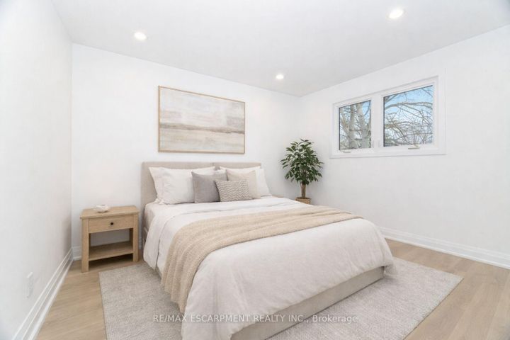 Photo 12 at 2276 Wyandotte Drive, WO West, Oakville