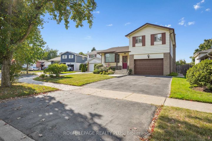 Photo 1 at 2335 Wyandotte Drive, WO West, Oakville