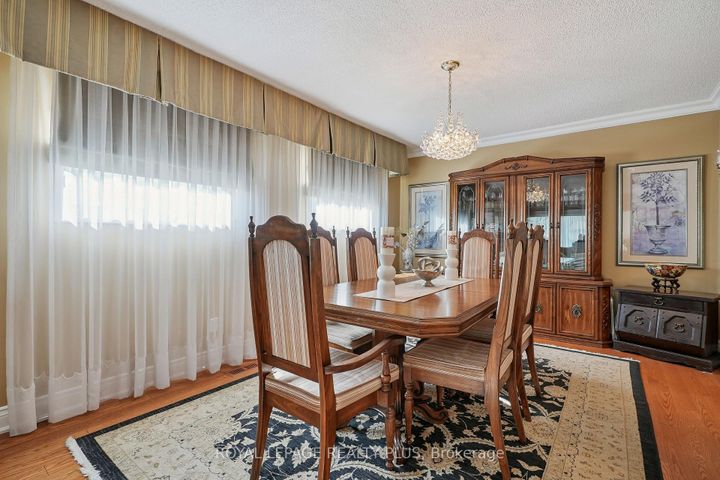 Photo 8 at 2335 Wyandotte Drive, WO West, Oakville