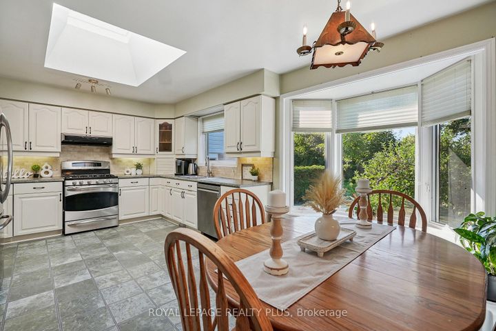 Photo 10 at 2335 Wyandotte Drive, WO West, Oakville