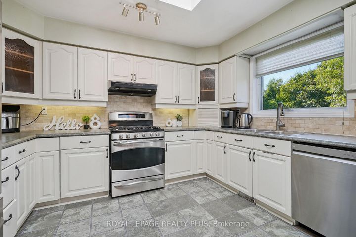 Photo 11 at 2335 Wyandotte Drive, WO West, Oakville