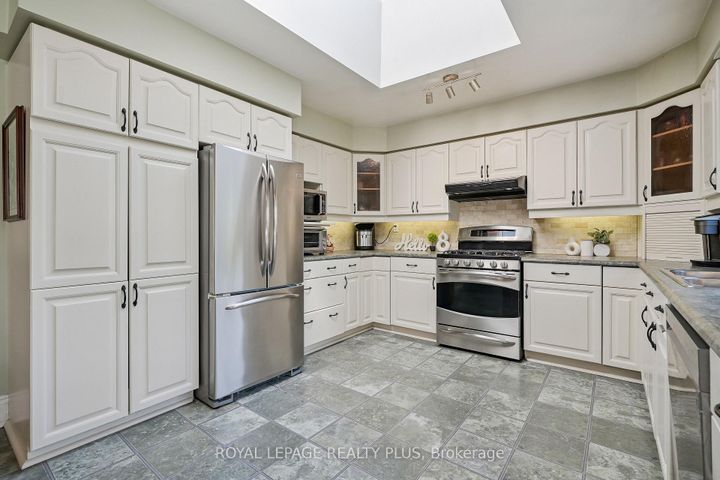 Photo 12 at 2335 Wyandotte Drive, WO West, Oakville