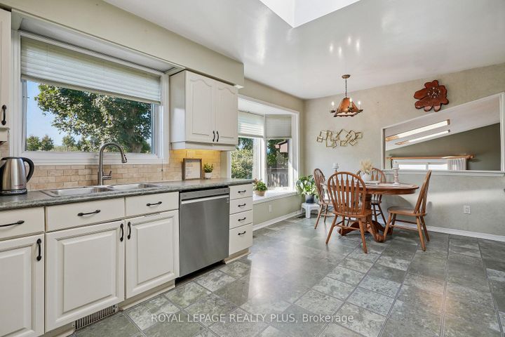 Photo 13 at 2335 Wyandotte Drive, WO West, Oakville